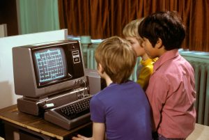 Παιδιά παίζουν με το TRS-80 Παιδιά παίζουν με το TRS-80