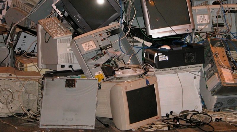 Τα σκουπίδια του ενός είναι ο θησαυρός του άλλου.